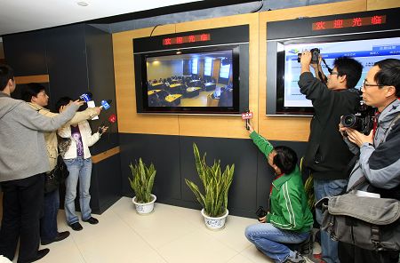 “A08-03”地块以11.9亿元成交,大批媒体记者到场采访。 早报记者 赵昀 图